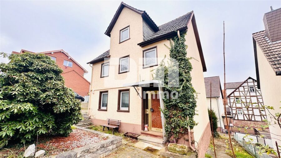 Sanierungsbedürftiges Einfamilienhaus + Doppelgarage mit viel Potenzial - Frontanansicht